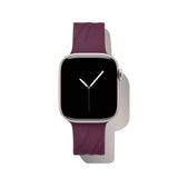 iDeal of Sweden Apple Watch (42/44/SE/45/46/49mm) Soft Swirl Silikonerem - Str. S/M - Velvet Plum