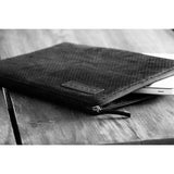 CURRO ekte skinnhylse 14-15'' (35,5 x 25,5 cm) - Snake Skin Edition - Svart